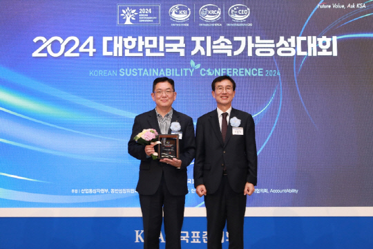 최홍석(오른쪽) NH투자증권 ESG추진부장이 '대한민국 지속가능성 대회'에서 '지속가능성 보고서상'을 수상한 뒤 문동민 한국표준협회장과 기념사진을 찍고 있다. [NH투자증권 제공]